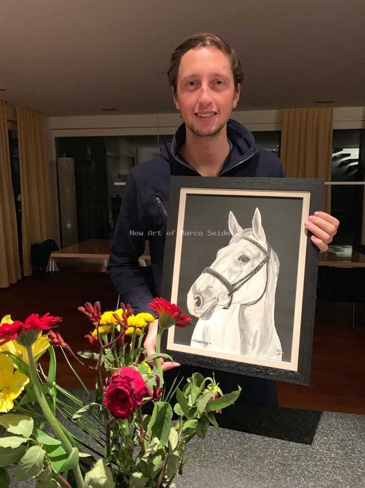 Europameister 2019, Martin Fuchs mit einem Bild von seinem Erfolgspferd 